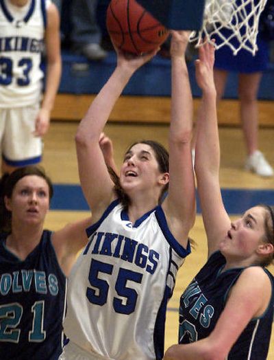 
CdA's Deanna Dotts drives to the basket between Lindley Couser, left, and Katy Baker. 
 (Tom Davenport / The Spokesman-Review)