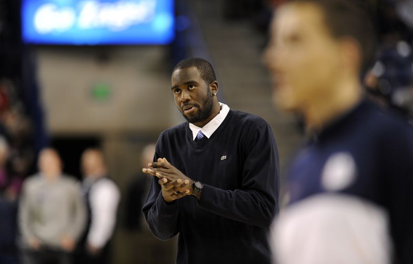 Injured Sam Dower – in street clothes – passed to his Gonzaga Bulldogs teammates during pregame warmups on Saturday. (Jesse Tinsley)