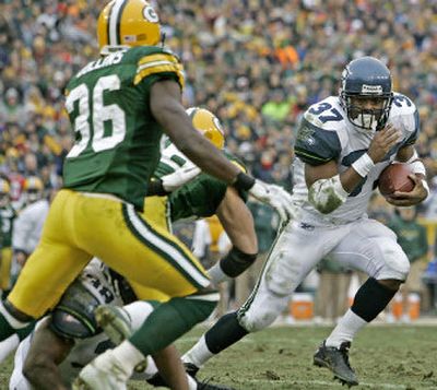 
Seattle running back Shaun Alexander scoots into the end zone for his record-breaking 28th touchdown of the season in the Seahawks' loss to the Packers on Sunday.
 (Associated Press / The Spokesman-Review)