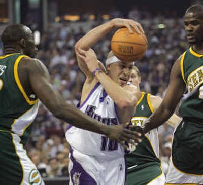 
Sacramento's Mike Bibby overcame poor performances in the first two games to lead the to victory in Game 3.
 (Associated Press / The Spokesman-Review)