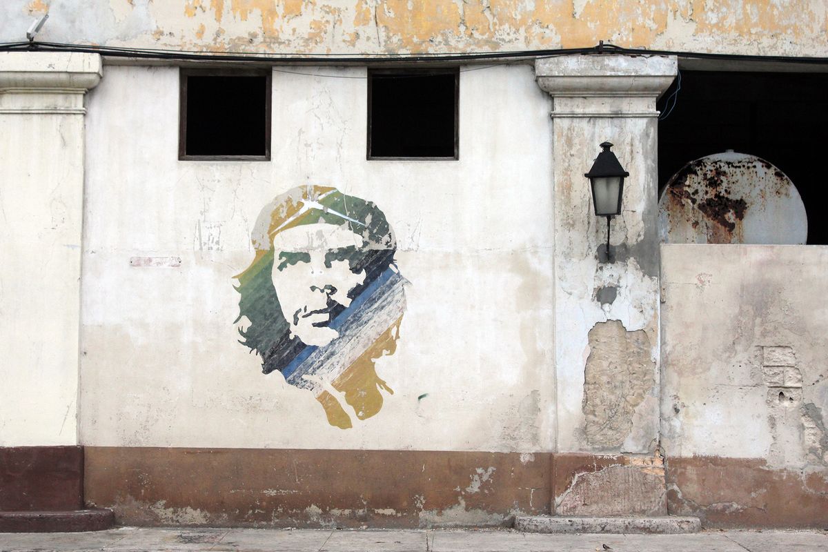 An image of Ernesto “Che” Guevara, the Argentinian Marxist who helped brothers Fidel and Raul Castro overthrow the Cuban dictator Fulgencio Batista then set up a new government, adorns a wall in Old Havana. (Adriana Janovich)