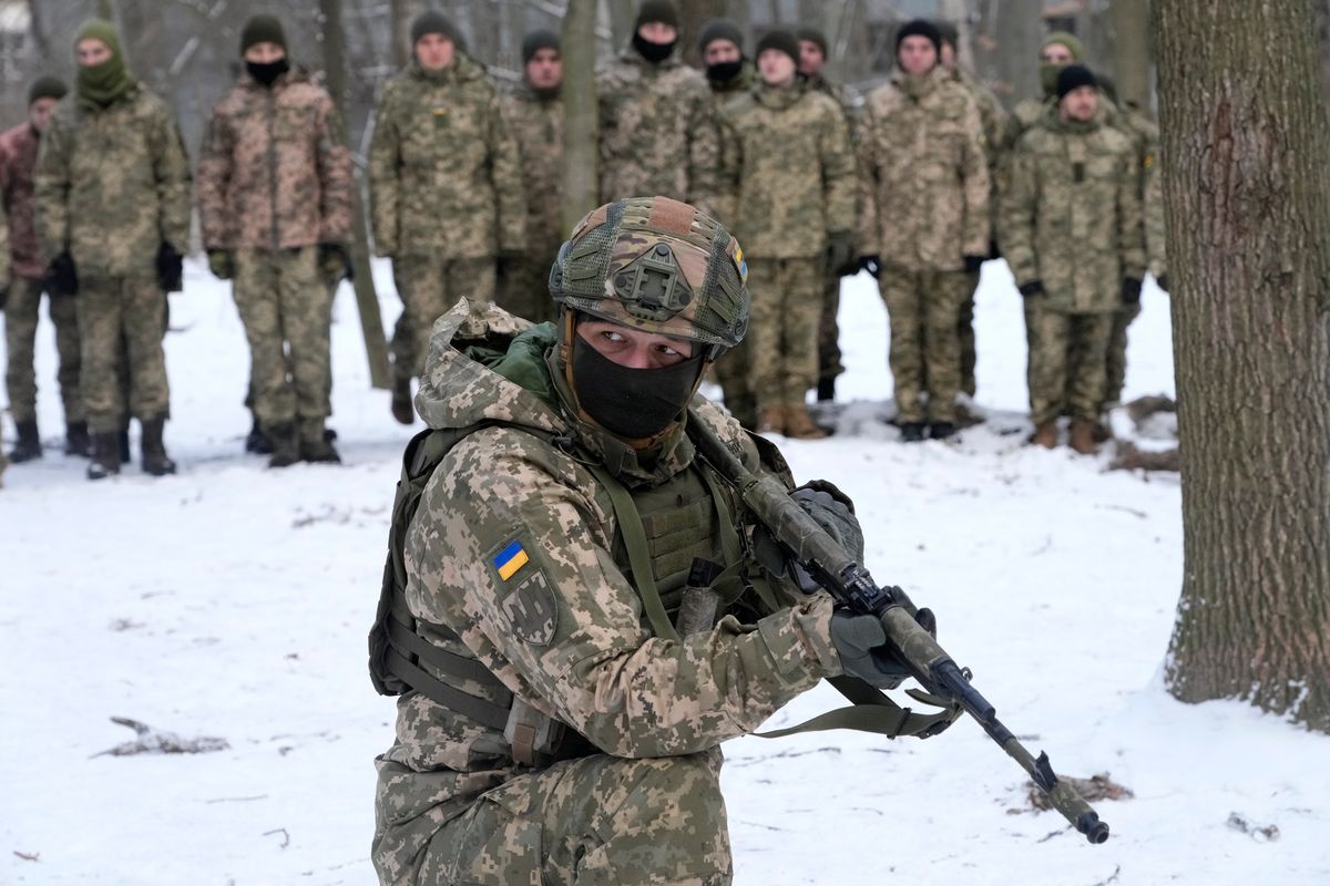 An instructor trains members of Ukraine