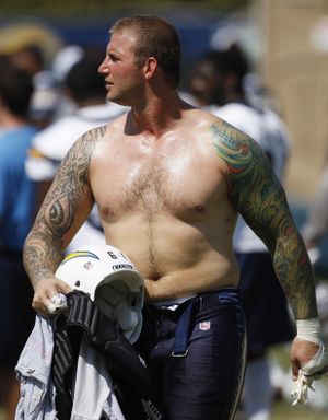 ORG XMIT: CALI111 San Diego Chargers center Nick Hardwick leaves the field following practice at NFL training camp, Wednesday, Aug. 12, 2009, in San Diego. (AP Photo/Lenny Ignelzi) (Lenny Ignelzi / The Spokesman-Review)