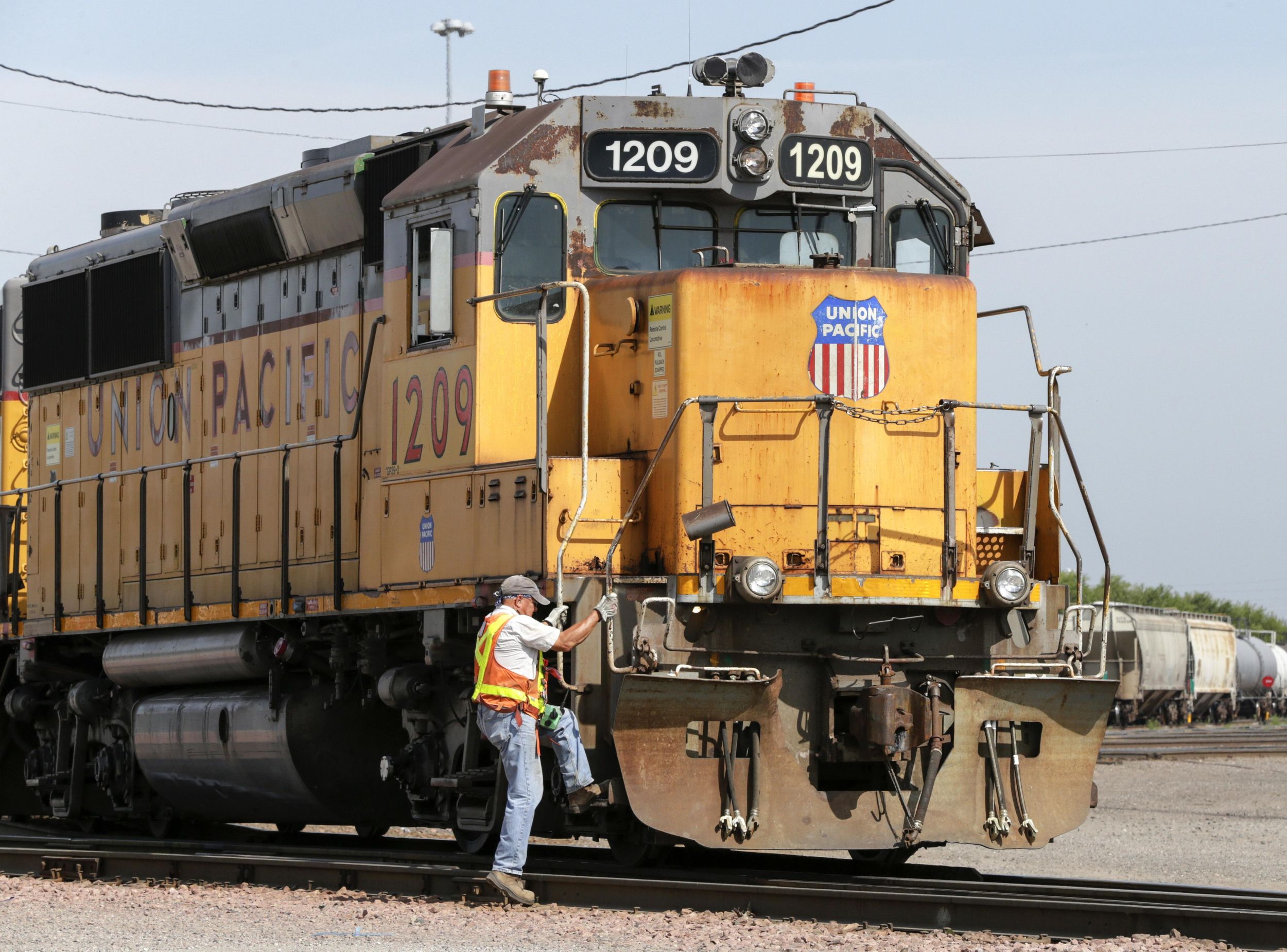 Union Pacific to lay off 500 managers, 250 other rail workers The