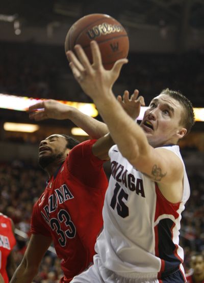 Arizona's Jesse Perry (33) defends as Gonzaga's Ryan Spangler (15) reaches for a rebound during the first half Saturday's game in Seattle. (Kevin Casey / Fr132181 Ap)