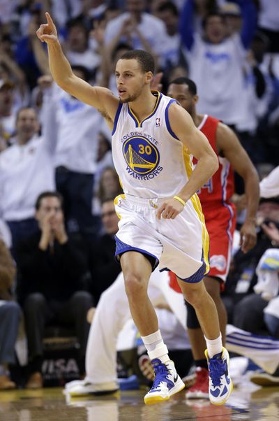 Stephen Curry hit six 3-pointers and scored 31 as Warriors topped Clippers. (Associated Press)