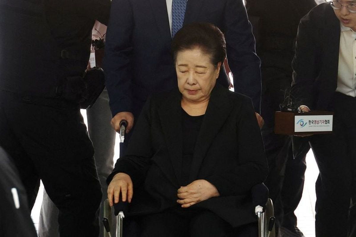 Han Hak-ja, the leader of the Unification Church, arrives at a court to attend a hearing to review her arrest warrant requested by special prosecutors in Seoul, South Korea, Monday.   (Reuters )