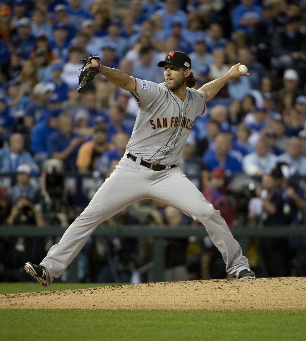 Bumgarner, Giants stop Royals 7-1 in Series opener