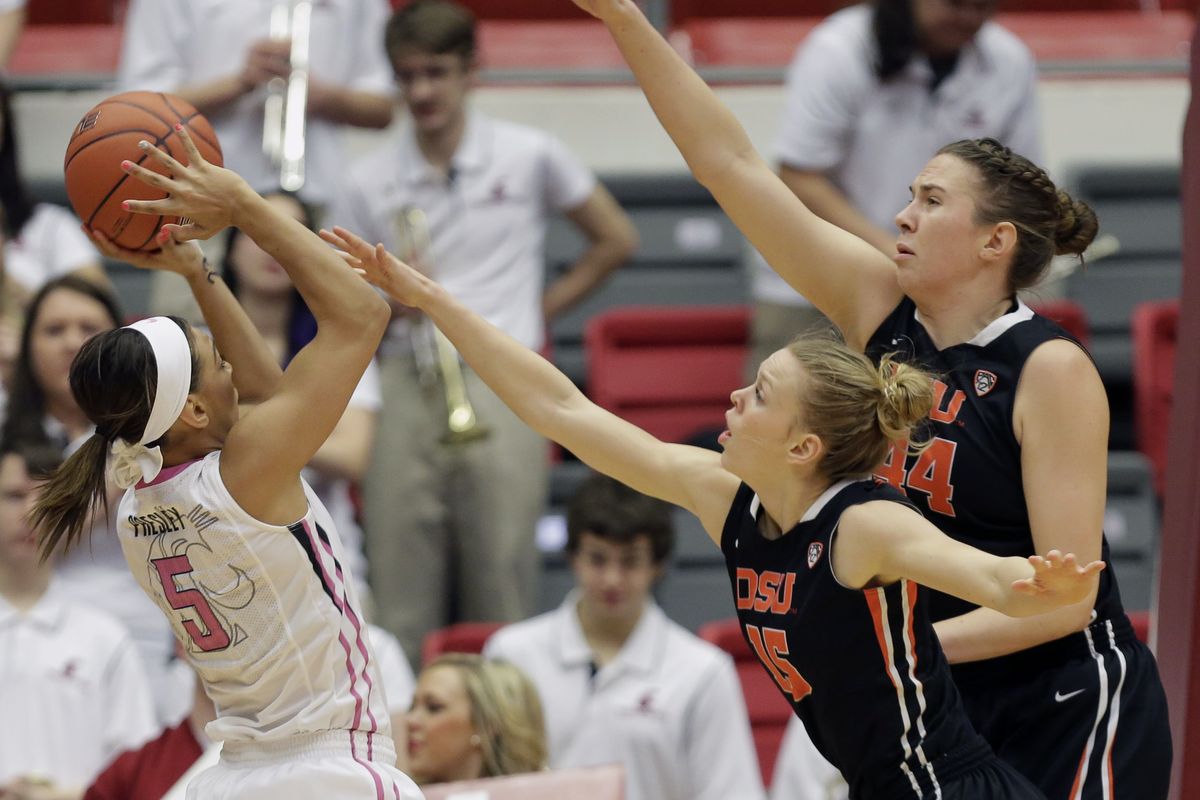 Washington State guard Tia Presley shoots over Oregon State guard Jamie Weisner (15) and center Ruth Hamblin. (Associated Press)