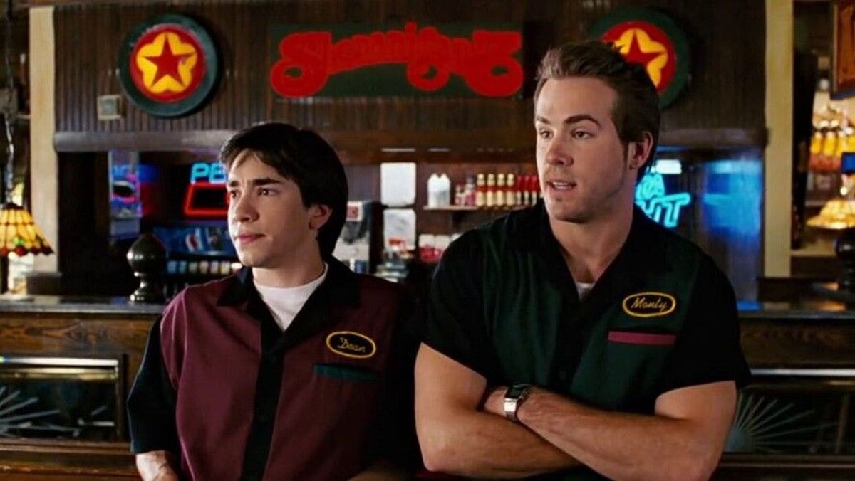Justin Long and Ryan Reynolds in "Waiting ..." (2005).  (Lions Gate)