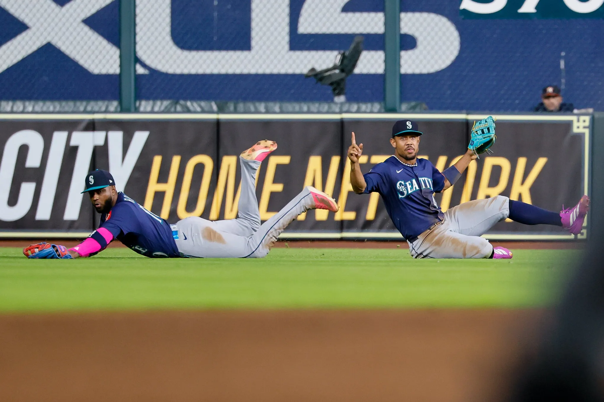 Seattle’s Victor Robles makes a diving catch for a game ending double play against the Houston Astros on Saturday in Houston.  (Jennifer Buchanan/Seattle Times)