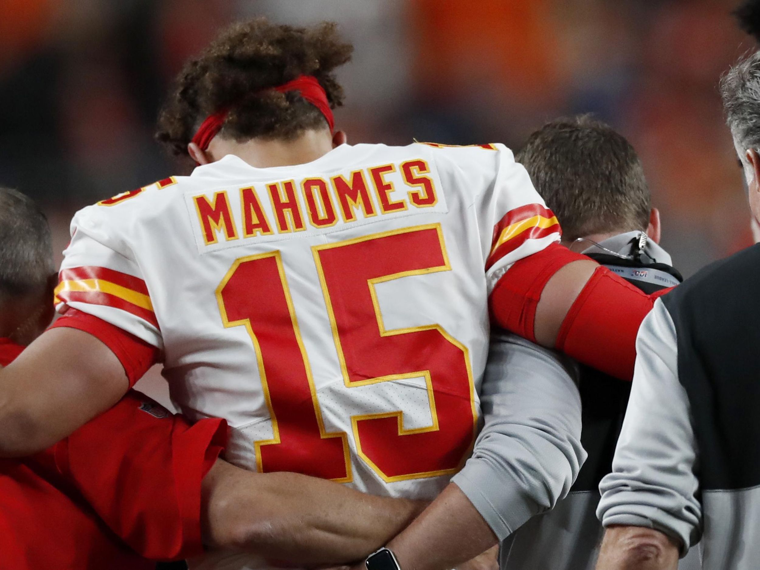 Chiefs' Patrick Mahomes injures right knee against Broncos