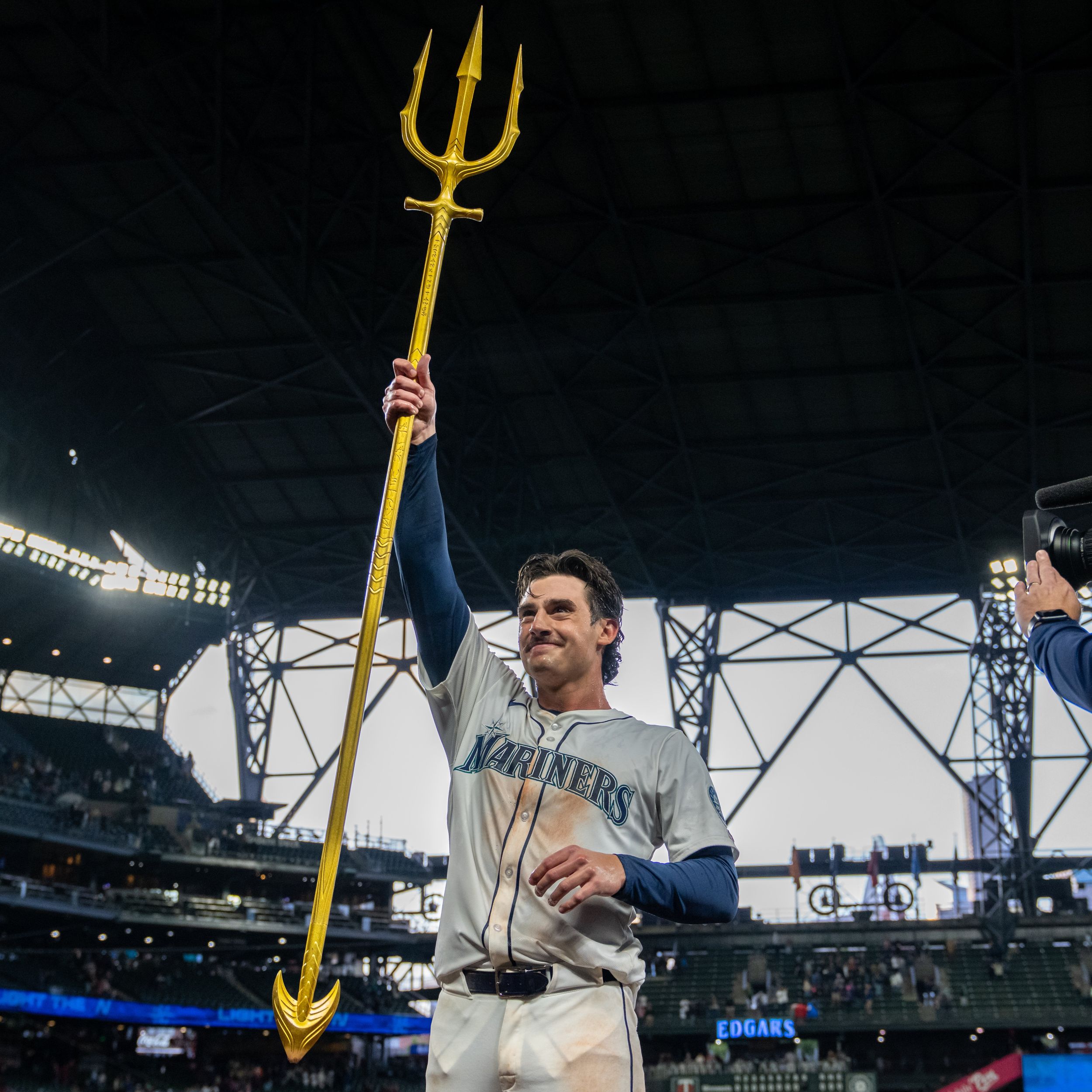 Mariners' Cole Young delivers with walkoff in extra innings vs. Twins