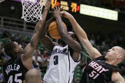 
Consistent play from Michael Doleac, right, has helped give Shaq some rest. 
 (Associated Press / The Spokesman-Review)