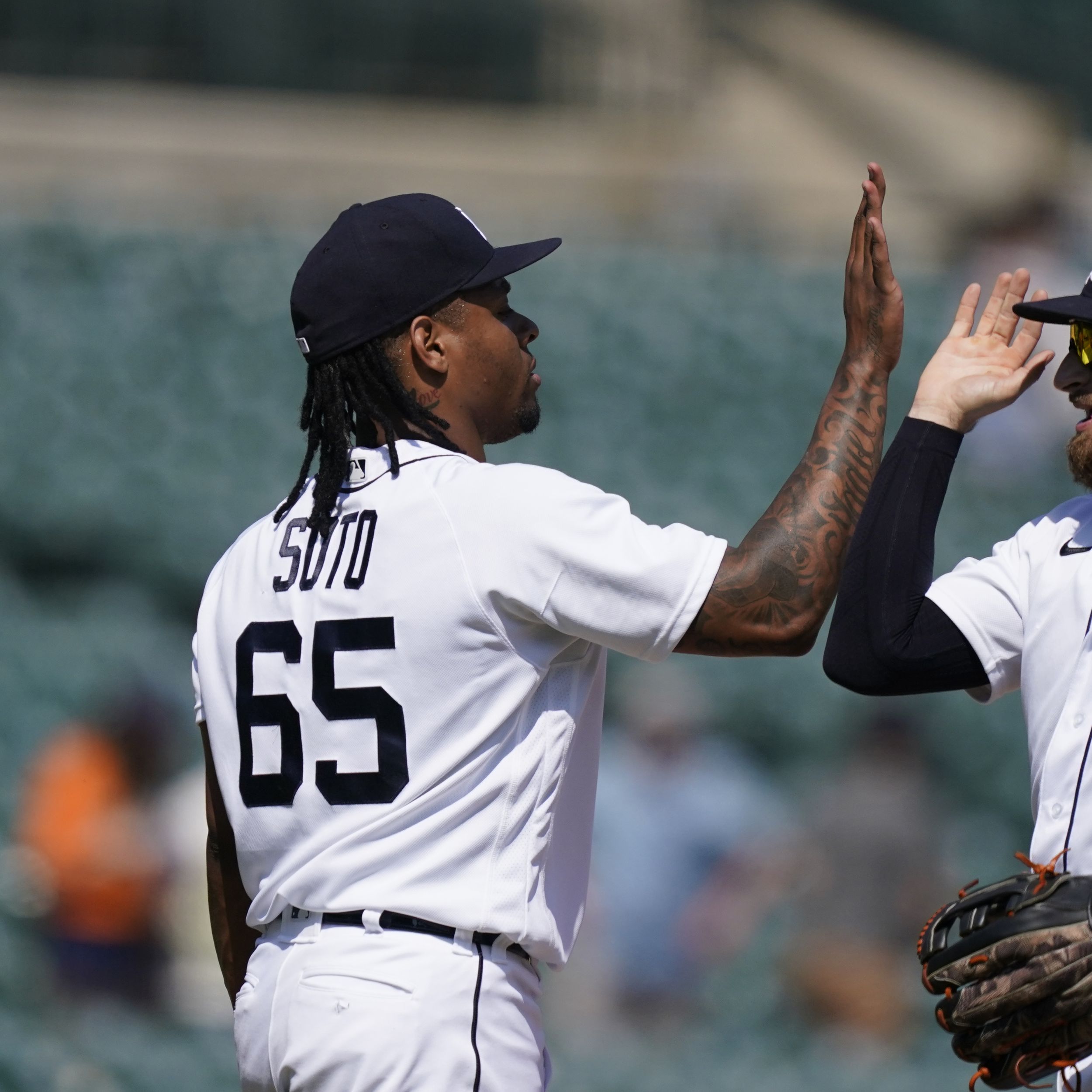 Tigers rally early behind Schoop, beat Mariners 8-3