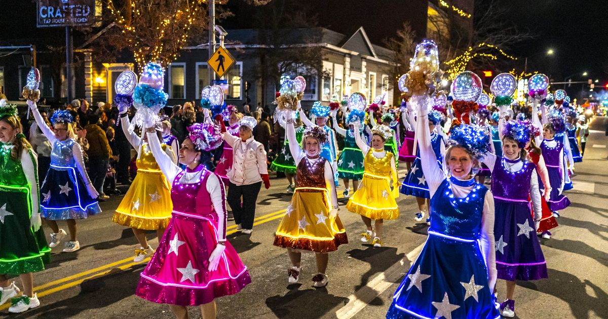 Thousands watch downtown Coeur d'Alene light up, get in holiday spirit