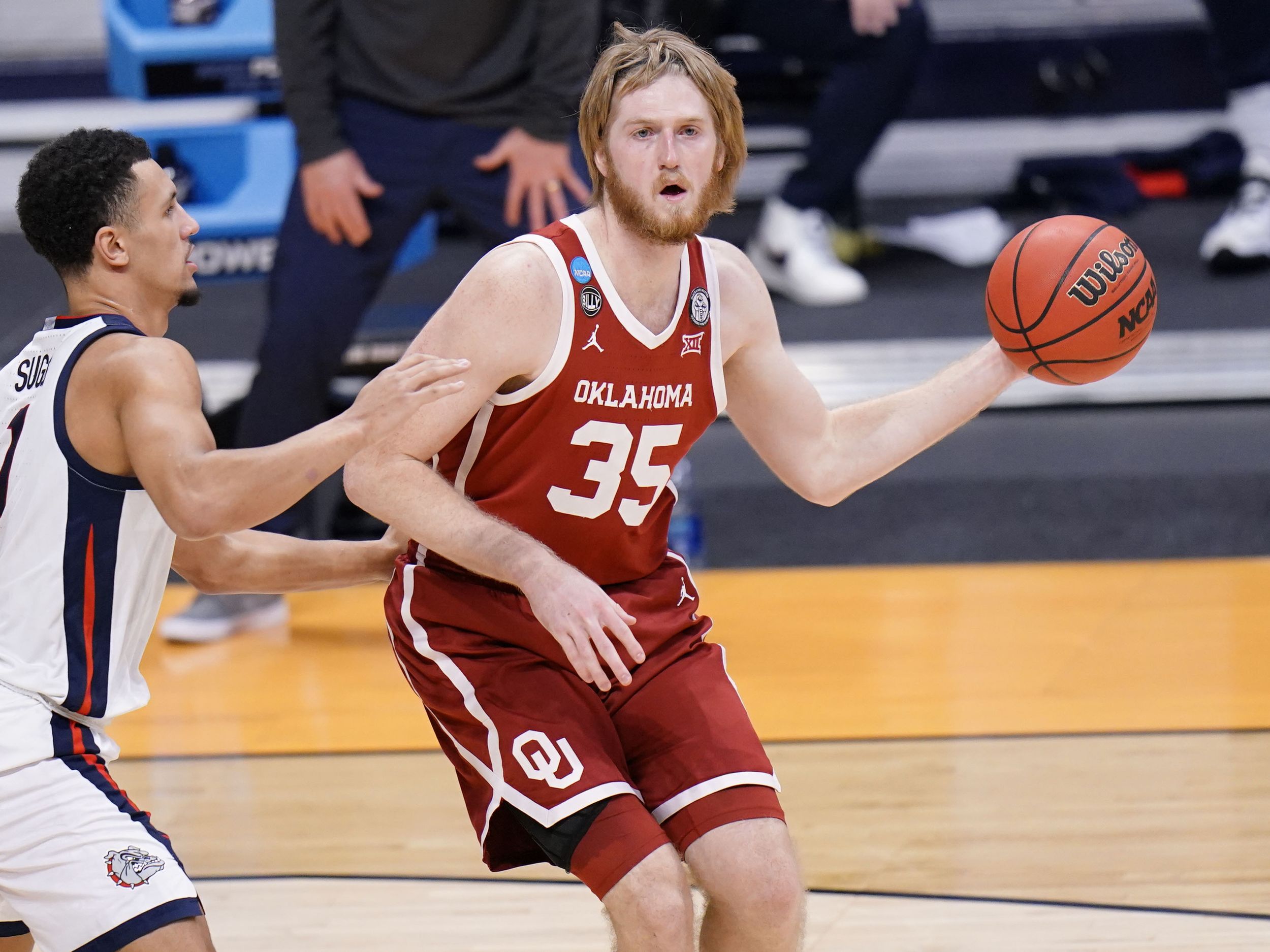 Tar Heels add 3-point shooting big man Brady Manek from Sooners