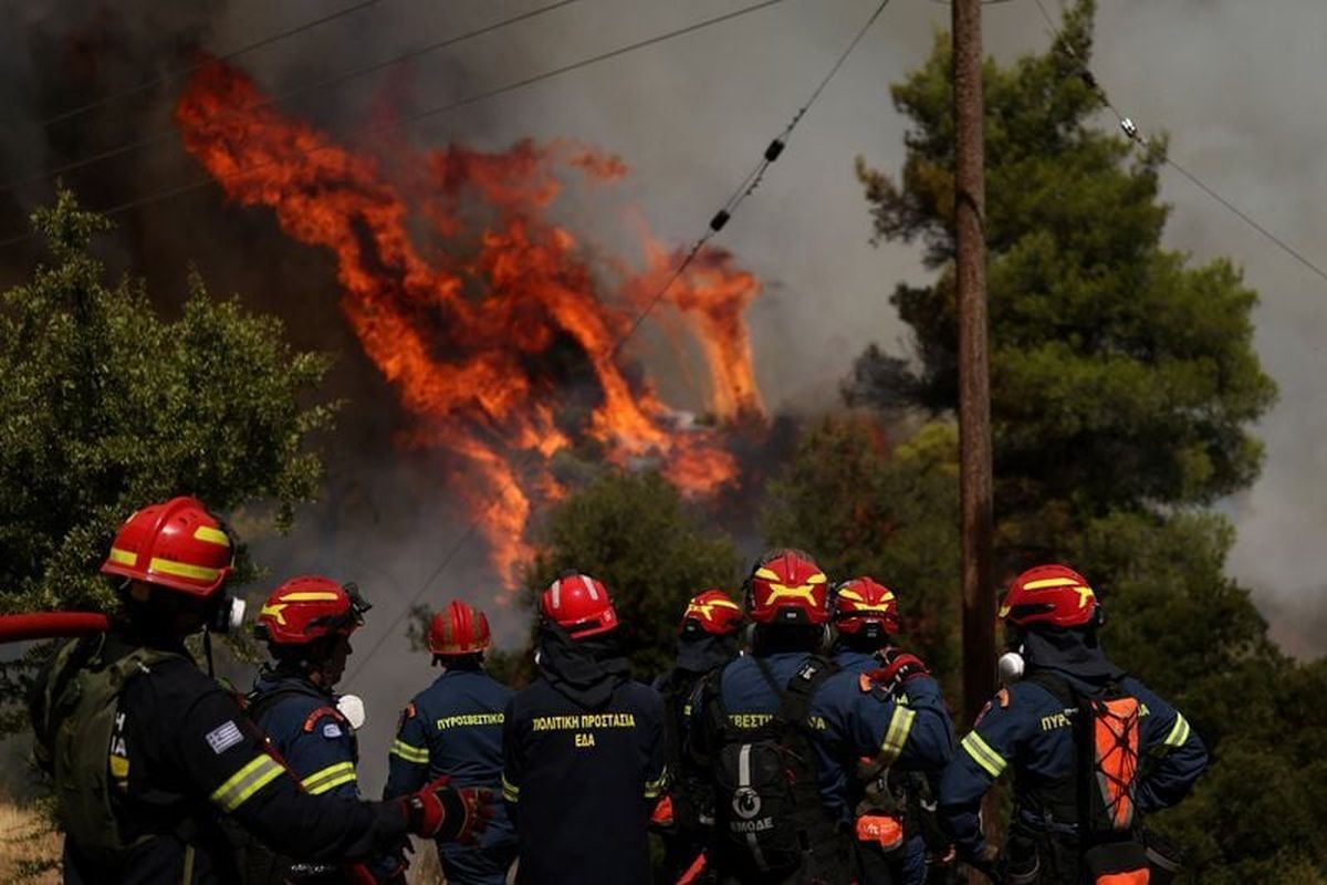 Firefighters battle wildfire near the village Agia Paraskevi, Greece, August 2, 2026. REUTERS/Stelios Misinas (Stelios Misinas)