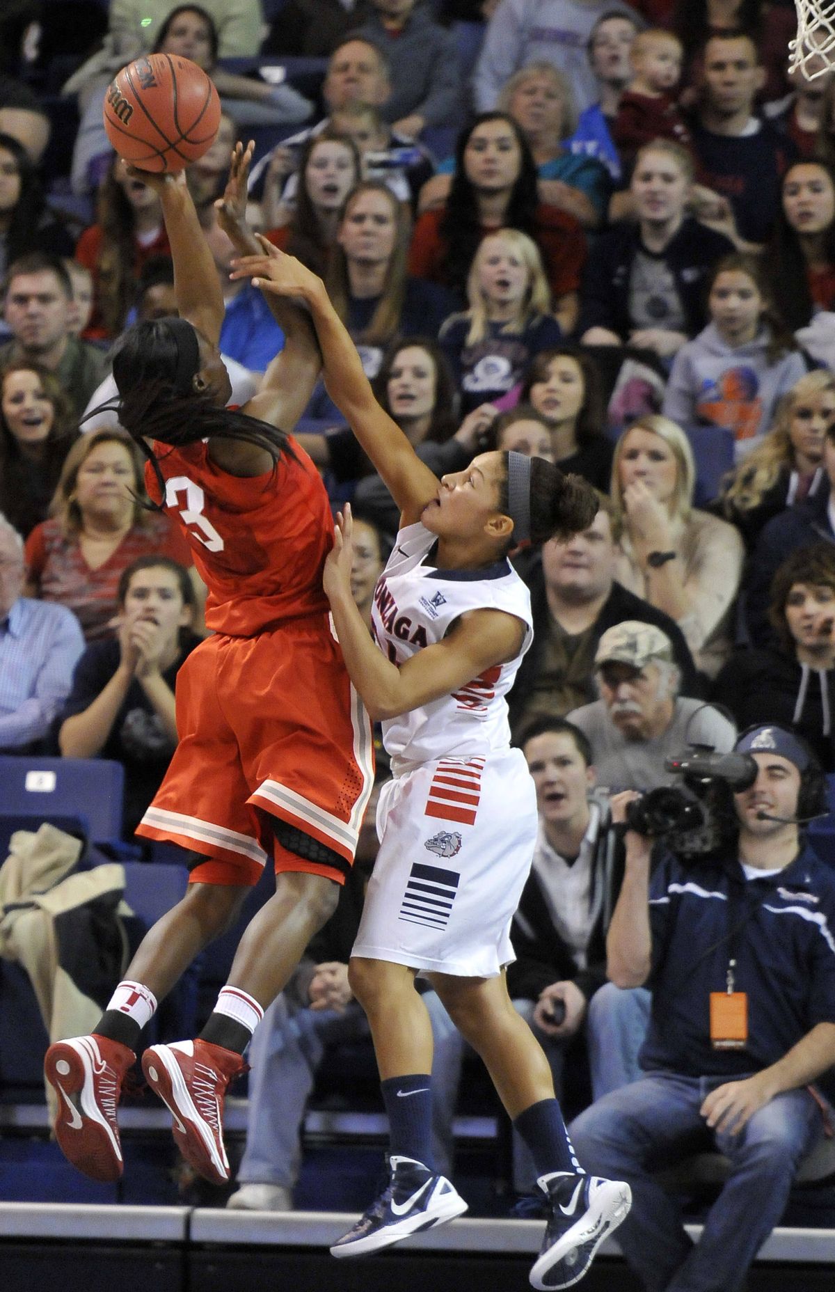 Jazmine Redmon tries to keep Amber Stokes from scoring on the fast break late in Ohio State’s 65-60 win. (Jesse Tinsley)