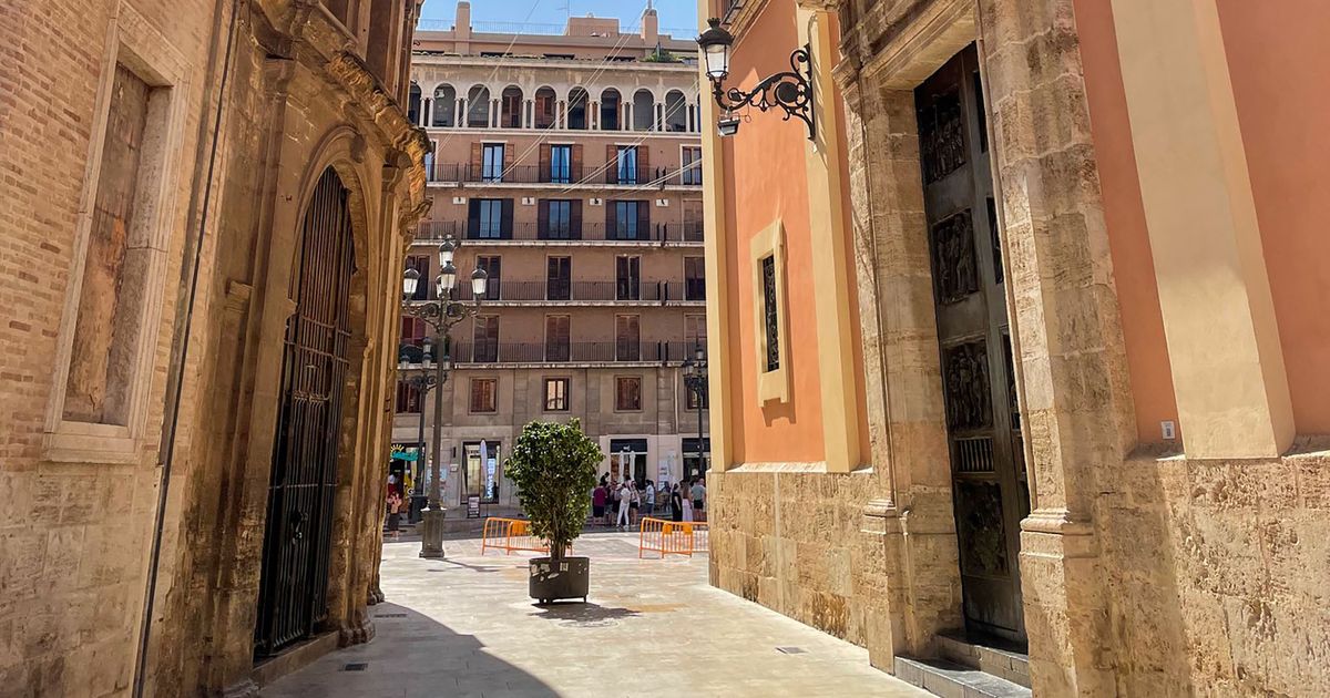 Pilgrims stream to Spain, seeking the Holy Grail in Valencia