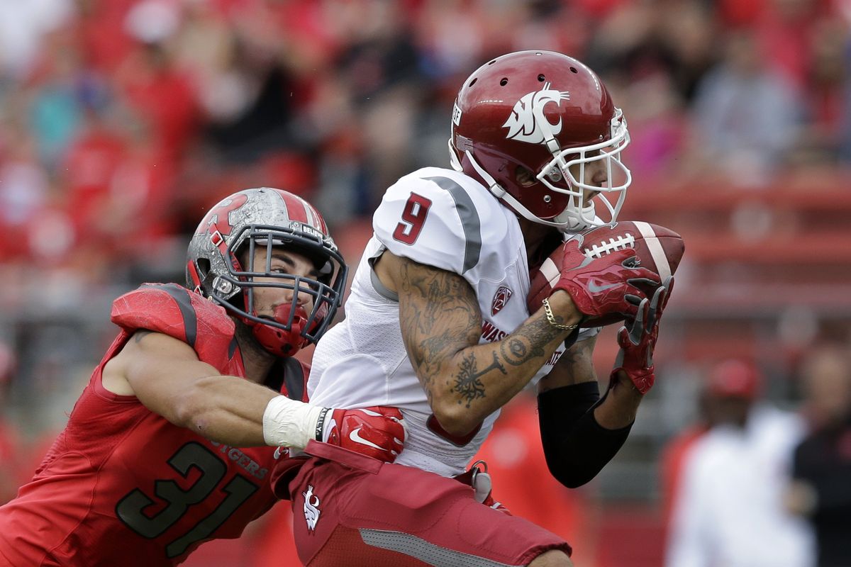 Washington State wide receiver Gabe Marks hauls in one of his 14 receptions on Saturday. (AP)