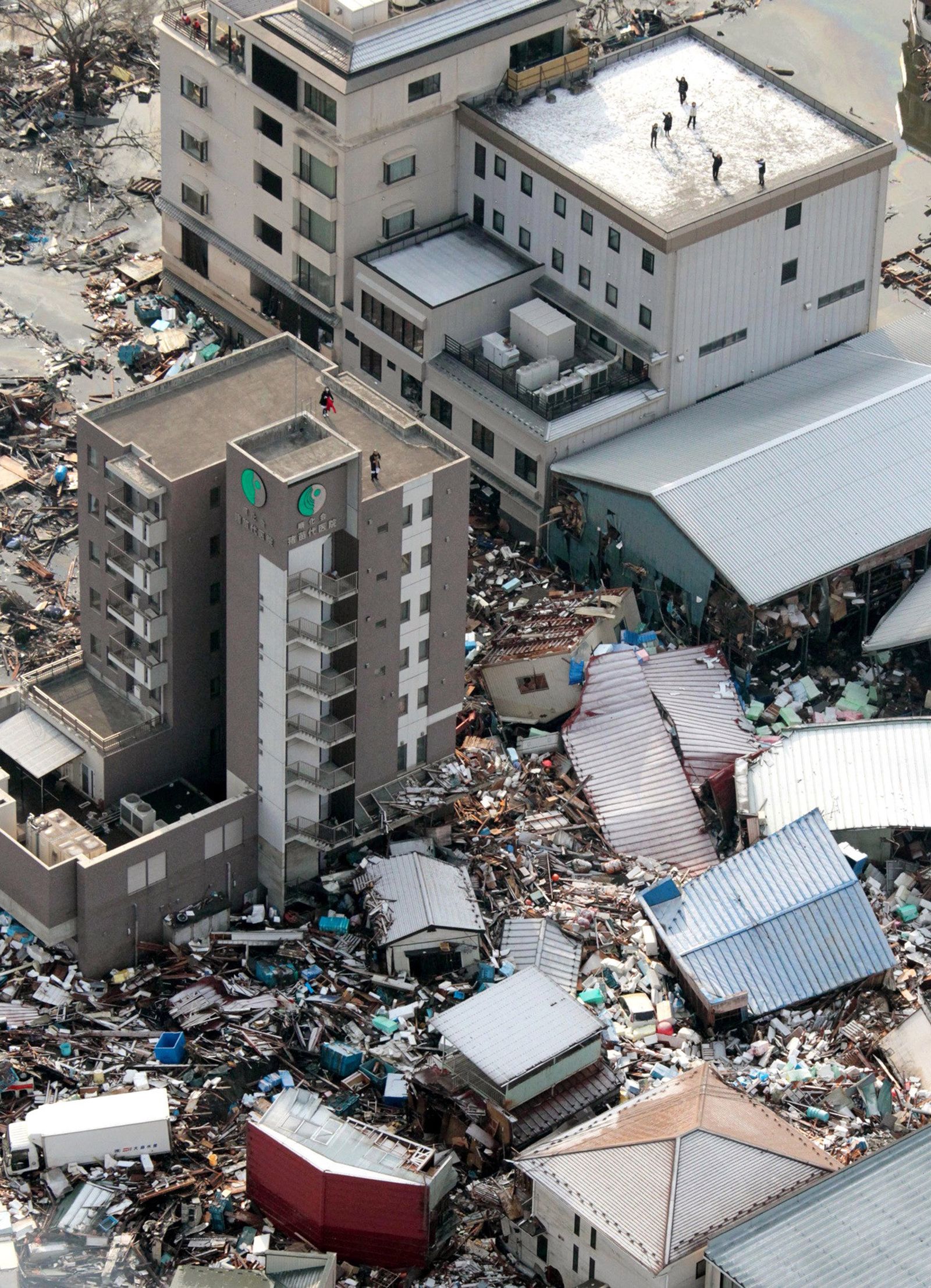 Фотографии землетрясений. Япония 2011 землетрясение и ЦУНАМИ. В Японии после землетрясении и ЦУНАМИ 2011.