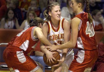 
St. John-Endicott guard Sydney Gossard works out of trouble in the form of Waterville defenders Kaelee Greenwood, left, and Jacque Brown.
 (CHRISTOPHER ANDERSON / The Spokesman-Review)