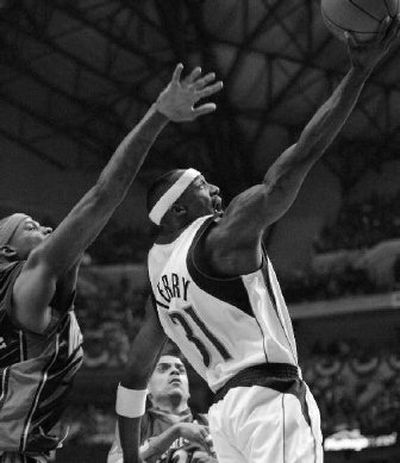
Dallas Mavericks guard Jason Terry goes to the basket past Golden State Warriors forward Jason Jackson. 
 (Associated Press / The Spokesman-Review)