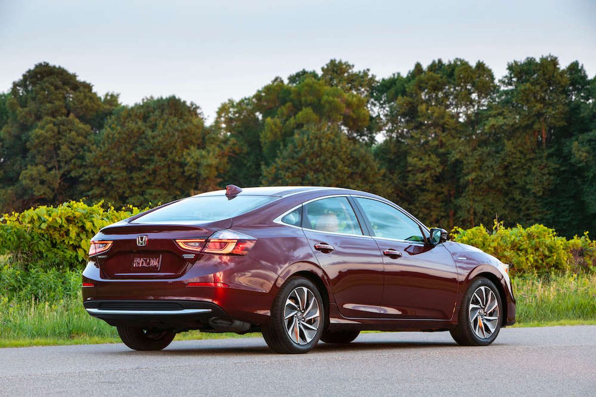 nsight’s composure belies its compact dimensions. Its suspension balances passenger comfort and control of unwanted body motions. (Honda)