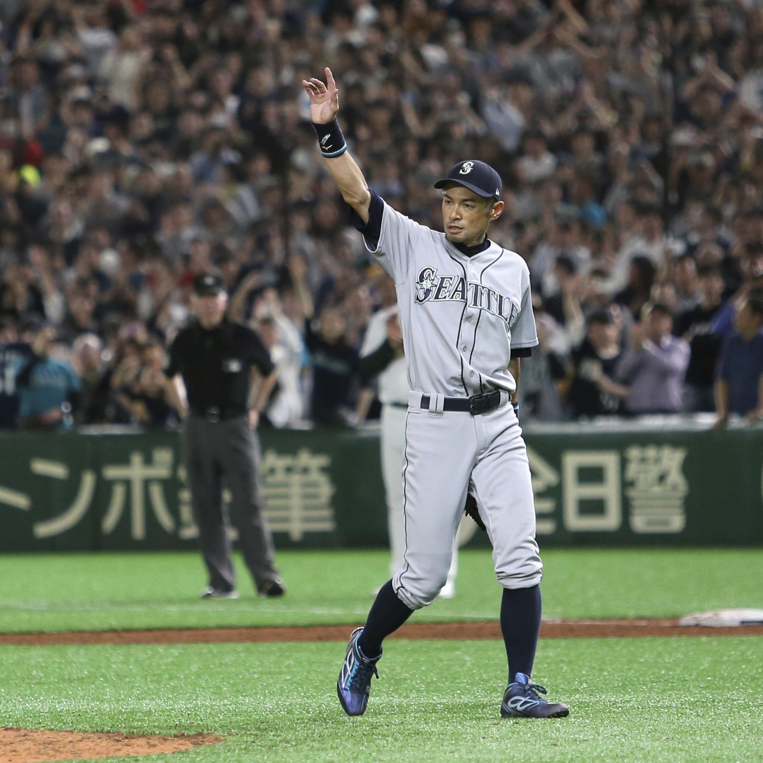 Ichiro cheered at Tokyo Dome, Mariners top A's 9-7 in opener