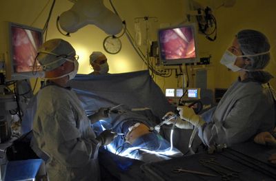 Dr. Gina Massoglia, right, has begun performing single incision laparoscopic surgery at Anne Arundel Medical Center in Annapolis, Md., which eliminates additional scars by removing gallbladders, kidneys and appendixes through the navel. Baltimore Sun (Baltimore Sun / The Spokesman-Review)