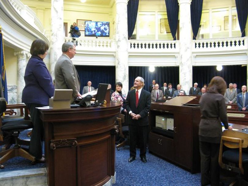 U.S. Sen. Jim Risch talks with House Speaker Lawerence Denney before addressing the Idaho House on Monday. (Betsy Russell)