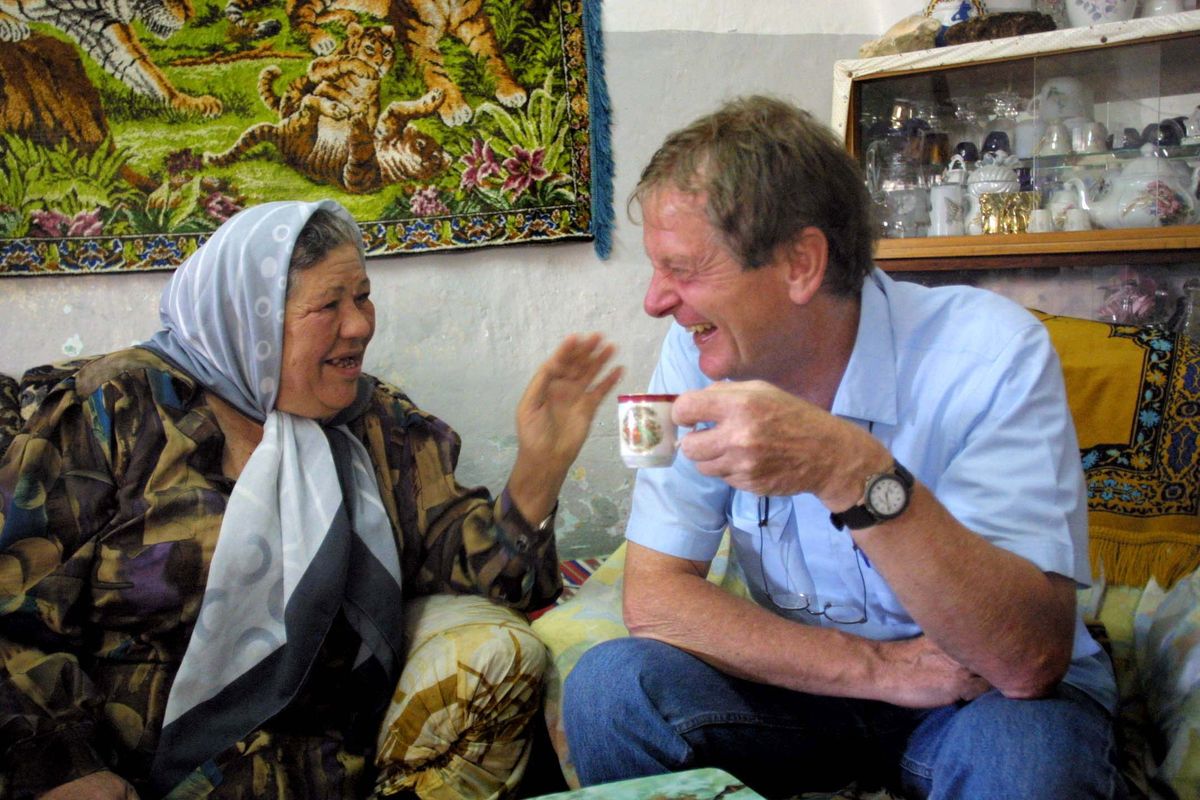 Washington Post journalist Edward Cody talks with a Palestinian family on assignment in Bethlehem in 2002. Cody served as a deputy foreign editor at the Post, although he preferred to be out in the field.  (Michael Lutzky/The Washington Post)