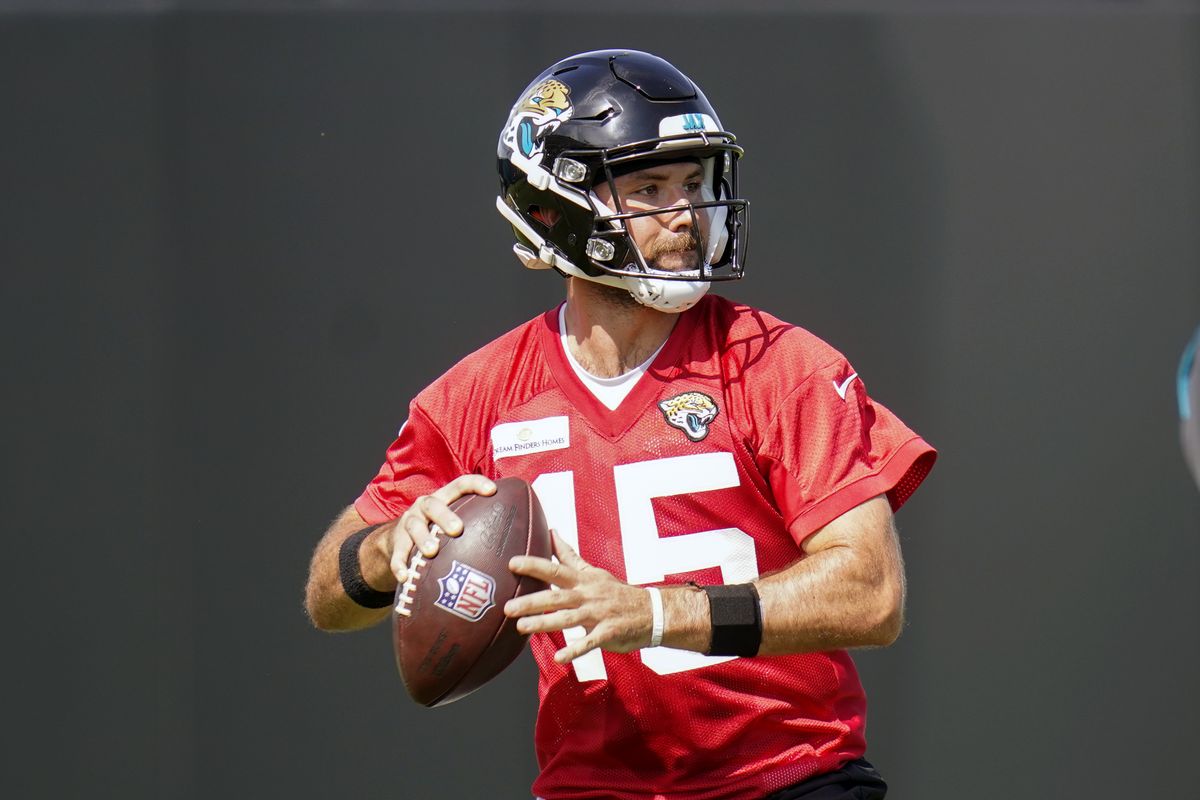 Jacksonville Jaguars quarterback Gardner Minshew (15) throws a