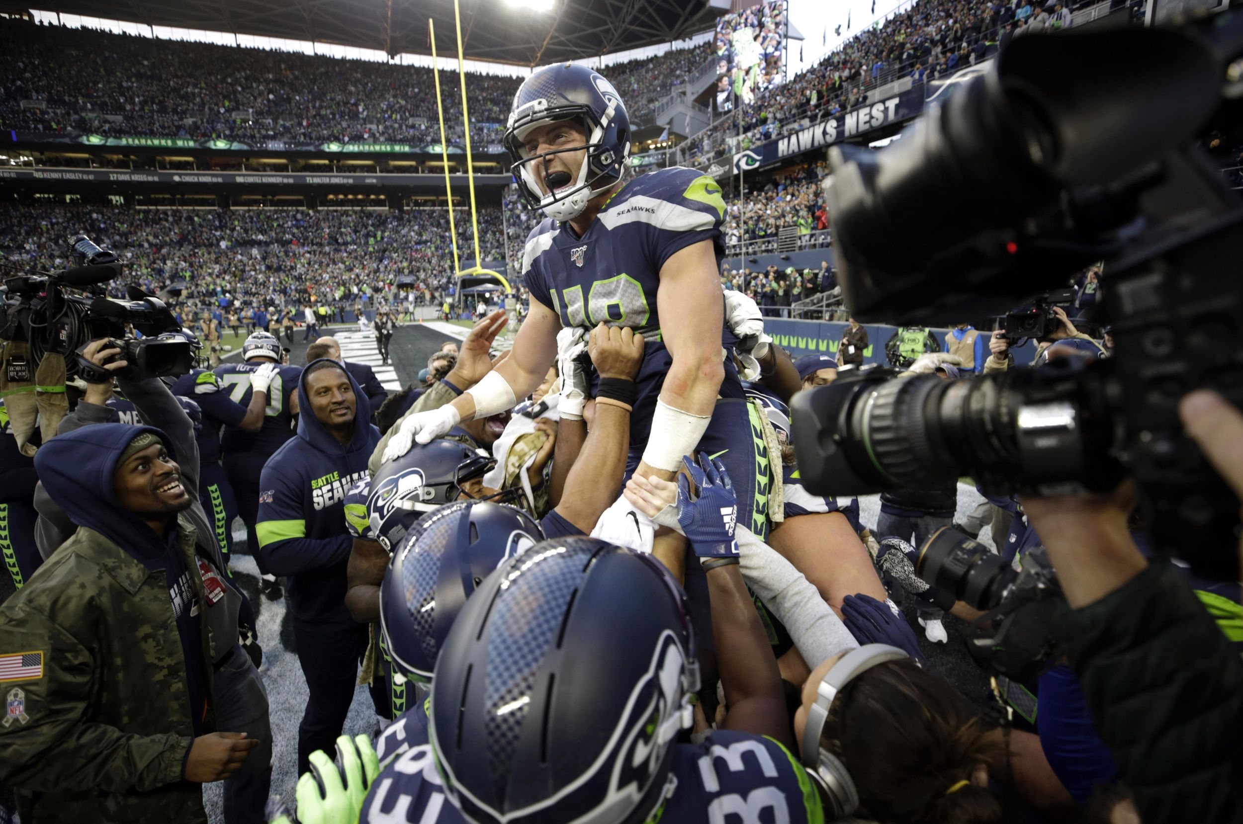 Russell Wilson throws 5 TDs, Seahawks outlast Bucs 40-34 in OT