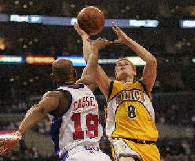 
Seattle point guard Luke Ridnour shoots over his Los Angeles counterpart Sam Cassell. 
 (Associated Press / The Spokesman-Review)