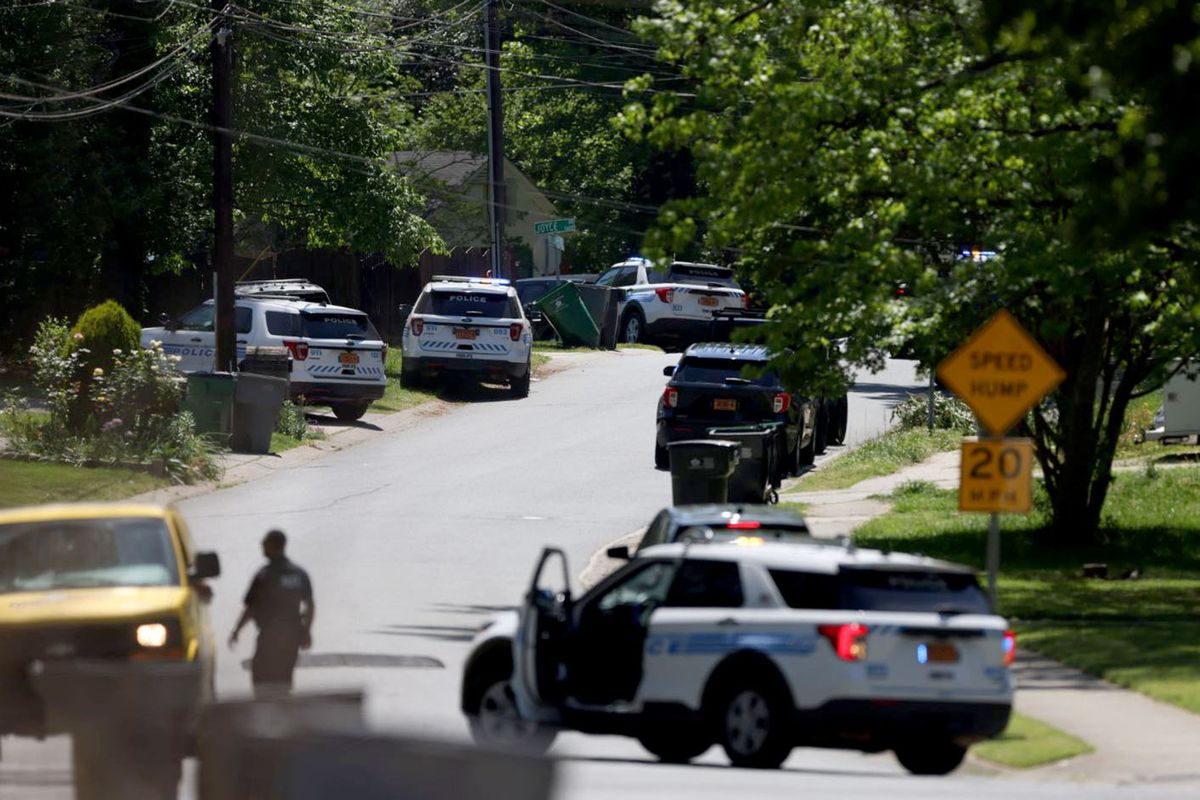 8 officers shot, 4 fatally, while serving warrant in Charlotte | The  Spokesman-Review