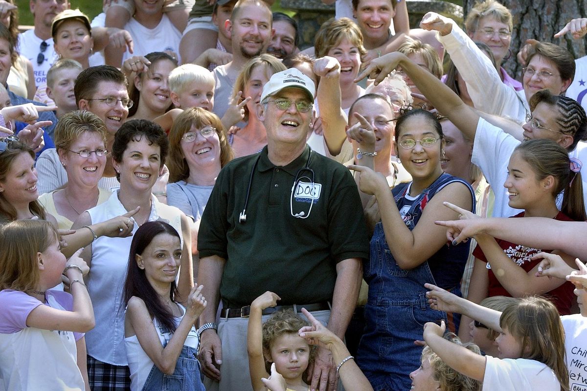 Current and past cancer patients, along with family and staff, point out  Frank Reynolds, Deaconess Medical Center Pediatric Oncology medical director, at a reunion on July 27, 2003, in Manito Park. Reynolds died this month. (Dan Pelle / The Spokesman-Review)