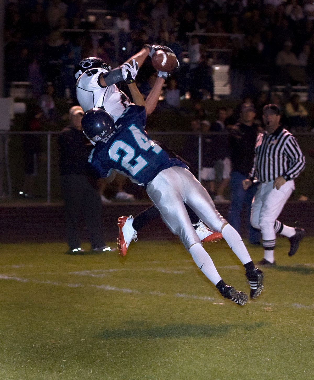 Lewis and Clark’s Vaughn Kapito pulls in a touchdown pass over Taylor Ball. Special to  (Bruce Twitchell Special to / The Spokesman-Review)