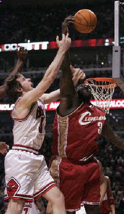 
Cleveland Cavaliers' Robert Traylor, right, and Chicago Bulls' Andres Nocioni go after a rebound in the fourth quarter of Thursday's game. 
 (Associated Press / The Spokesman-Review)