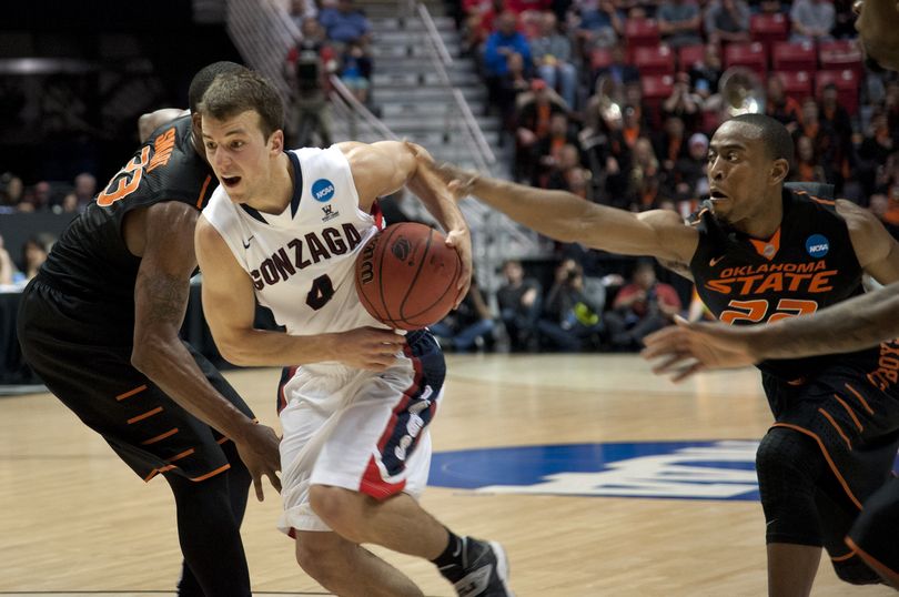 Gonzaga’s Kevin Pangos slices between Cowboys Leyton Hammonds, left , and Markel Brown. Pangos led the Zags with 26 points, his highest total since November. (Dan Pelle)