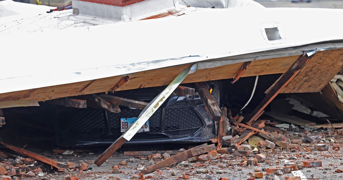 Officials confirm tornado hit just before deadly roof collapse at Illinois rock concert Officials confirm tornado hit just before deadly roof collapse at Illinois rock concert