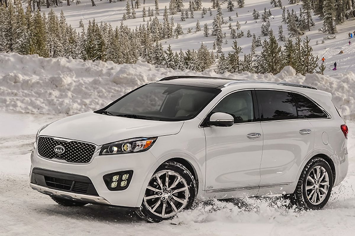The midsize Sorento is available in a dizzying array of configurations. The $20,000 spread that separates the base L trim and the topmost SX Limited merely suggests the range it aims to cover. (Kia)
