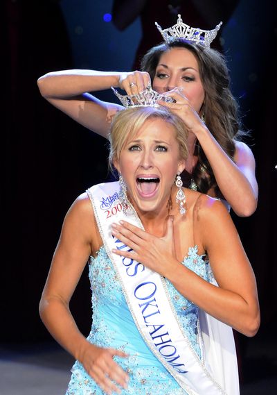 ORG XMIT: OKBS101 Taylor Treat is crowned the 2009 Miss Oklahoma by Kelsey Cartwright, Miss Oklahoma 2008, at the Miss Oklahoma pageant in Tulsa, Okla. Saturday June 6, 2009. (AP Photo/Brandi Simons) (Brandi Simons / The Spokesman-Review)