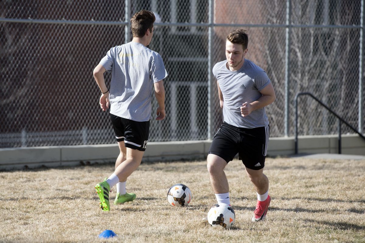 Lewis and Clark High School teammates Zak Deutschman, left, and Jared  Mehaffey warm up before practice Tuesday.  The two are returning All-GSL teammates. (Jesse Tinsley / The Spokesman-Review)