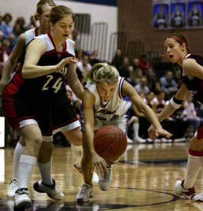 
Coeur d'Alene's Tara Roetter, center, and Highland's Mandee Daniels, left, and Corey Price scramble for the ball Saturday in Nampa.
 (Troy Maben/Special to / The Spokesman-Review)