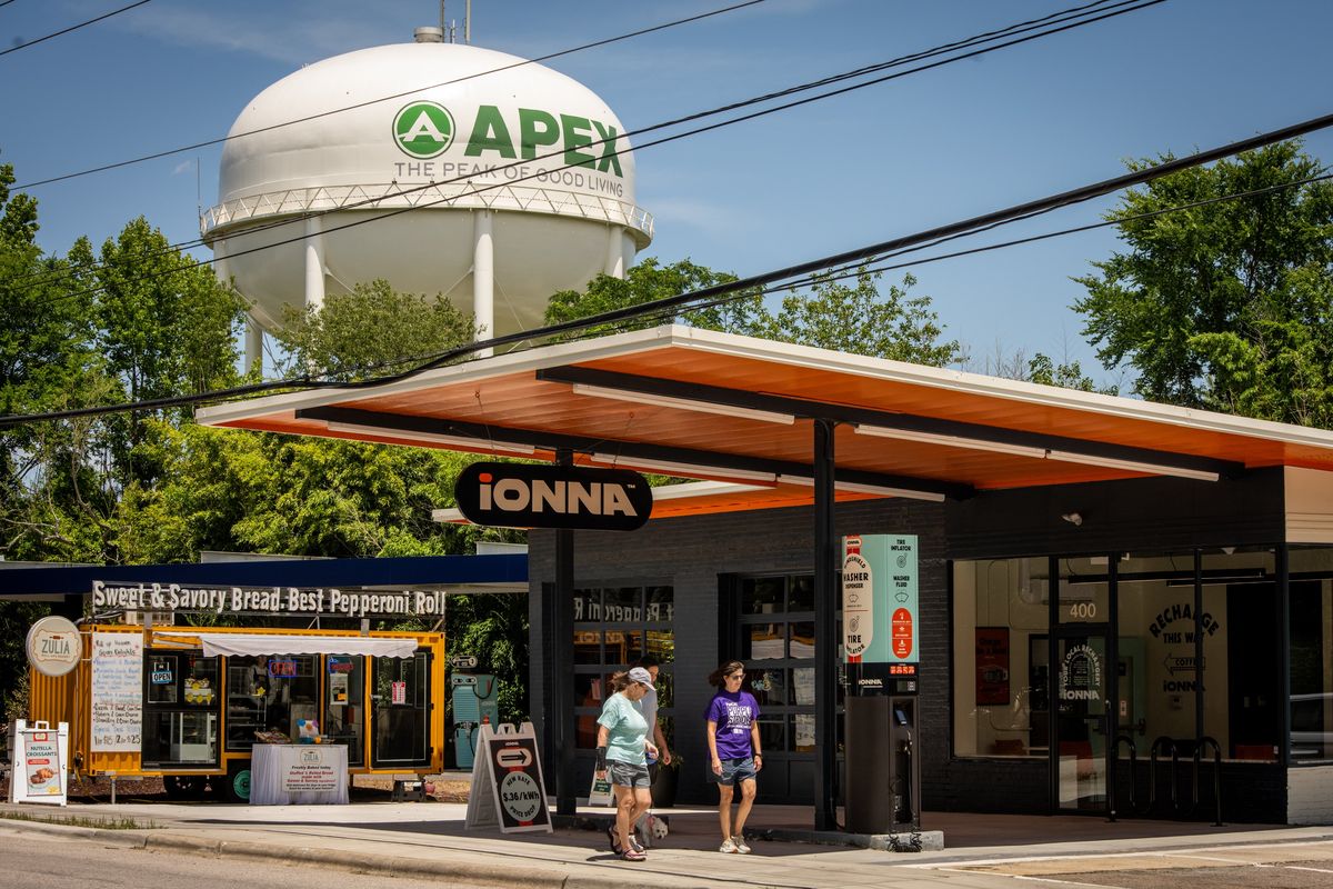 The first Rechargery from Ionna, a consortium of eight automakers, in a former Phillips 66 gas station in Apex, N.C., on May 24. Automakers and charging companies are building more stations outfitted with amenities. Ionna’s offer lounges equipped with Wi-Fi, coffee bars and bathrooms.  (New York Times)