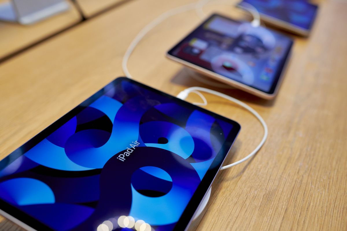 Apple’s iPad Air models on display at a retail store.    (Gabby Jones/Bloomberg)