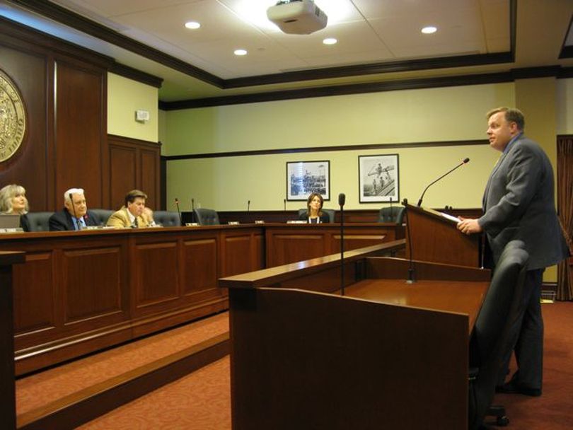 Wayne Hammon, acting state human resources director, presents legislation to a Senate committee to double the amount of leave time state employees can donate to another state employee. (Betsy Russell)