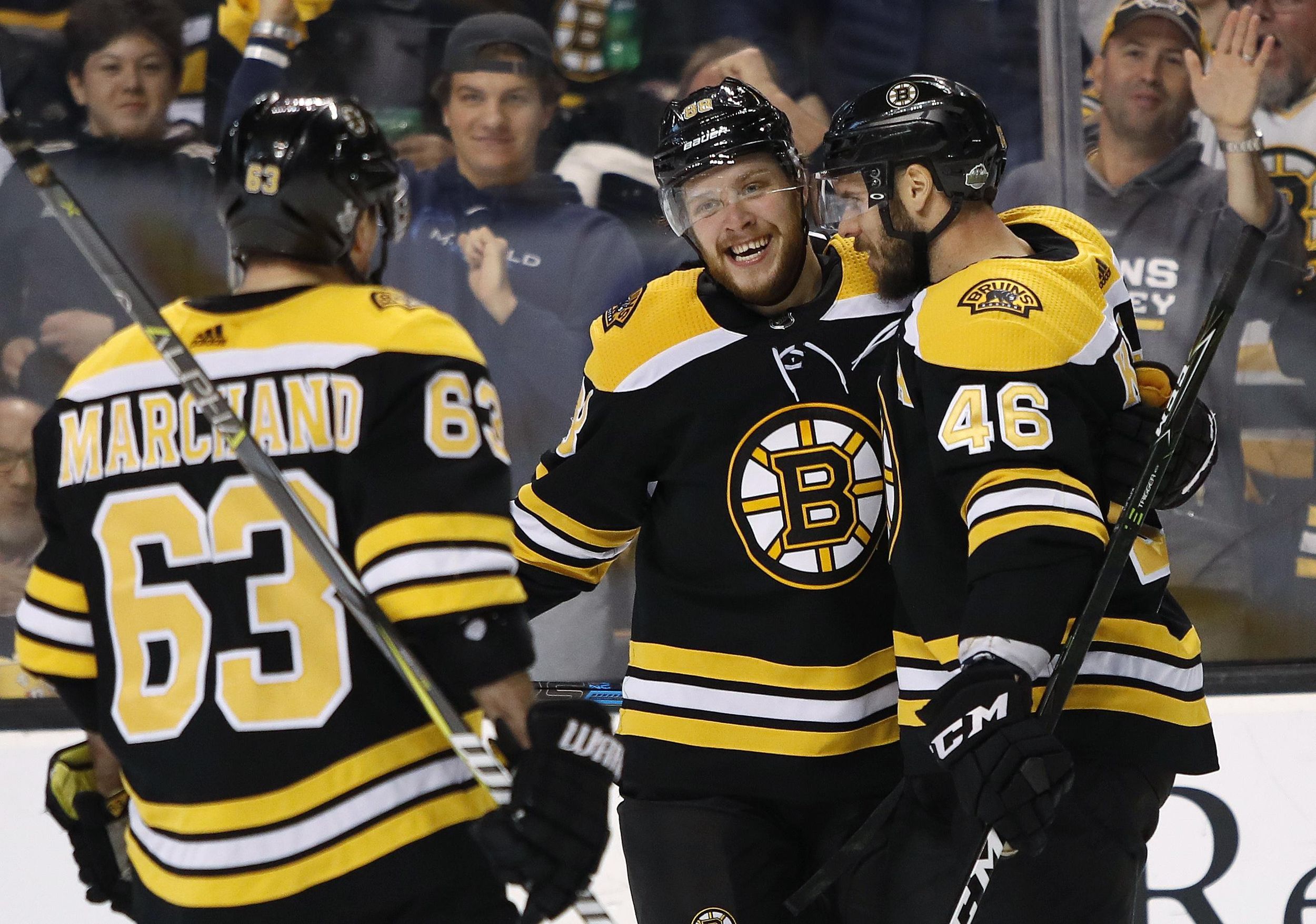 Recap: Pastrnak nets hat trick, Rask wins in Bruins' return